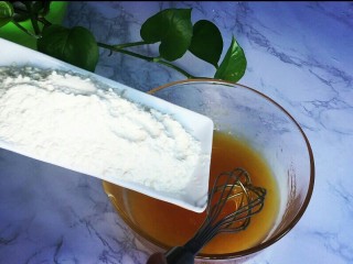 2、#午餐#中秋甜品蛋黄莲蓉月饼,混合后加入中筋面粉，不可用低筋替代！