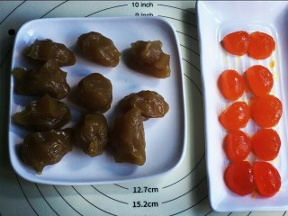 5、#午餐#中秋甜品蛋黄莲蓉月饼,现在处理里面的馅料，蛋黄一切为二，莲蓉蛋黄加起来35克即可！咸蛋黄用白酒去腥！