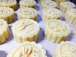 10、#午餐#中秋甜品蛋黄莲蓉月饼,全部压好后！烤箱提前预热180度，中层烤制8分钟！