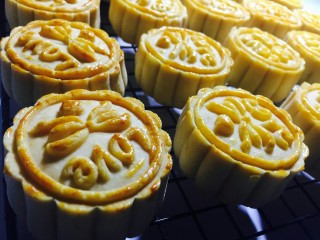 12、#午餐#中秋甜品蛋黄莲蓉月饼,出炉非常烫，放到冷却架上自然冷却！这时候非常硬！不要吃！