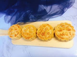 14、#午餐#中秋甜品蛋黄莲蓉月饼,中秋佳至！祝大家中秋快乐！吃上自制的月饼阖家欢乐！