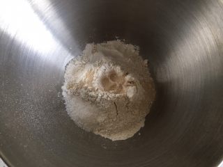 2、黄桃全麦披萨,披萨饼底的制作：全麦高筋面粉倒入厨师机内，挖一小孔倒入活性干酵母，糖和盐对角线放置