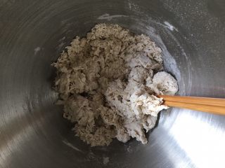 3、黄桃全麦披萨,一边倒入清水一边用筷子搅拌，把面粉搅拌成棉絮状