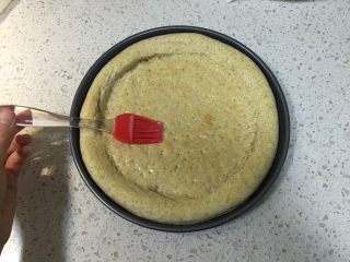 12、黄桃全麦披萨,取出饼底，刷上适量炼乳