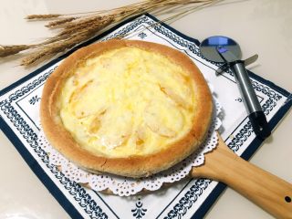 16、黄桃全麦披萨,出炉啦～香到流口水，赶紧切开趁热才会拉丝哦