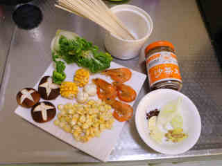 1、沙茶面,备齐主要食材，蔬菜洗净备用~