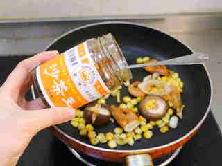 6、沙茶面,加1汤勺皇牌沙茶王沙茶酱，煸炒使食材裹酱均匀~