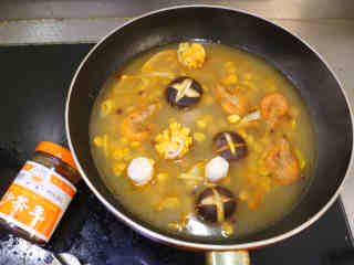 8、沙茶面,锅中入温开水300ml,转大火盖锅煮沸~