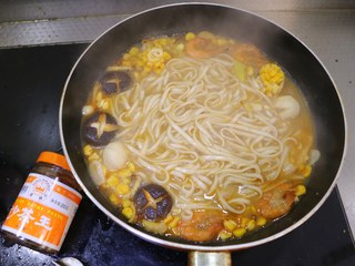 10、沙茶面,加入1茶勺食盐、1茶勺胡椒粉，搅拌均匀~