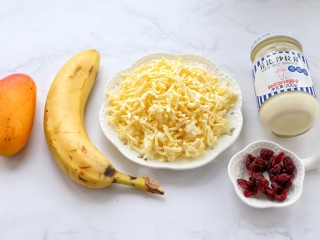 6、香蕉芒果披萨——九寸,准备好水果、奶酪、沙拉酱和蔓越莓干