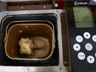 2、土豆培根披萨,把小杯的的食材一同倒进面包桶,启动和面程序10分钟,(高粉,盐,酵母.牛奶,黄油)