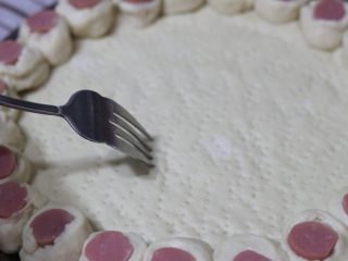 9、土豆培根披萨,叉子在饼皮上戳出无数叉印，防止在烤制得时候隆起，不要戳穿喔，