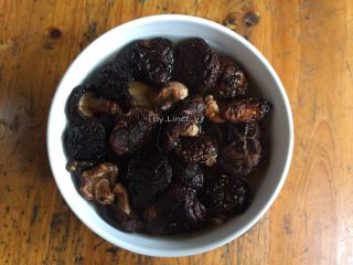 5、花胶炖鸽滋补汤,干香菇洗净后提前泡发