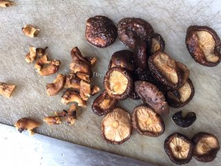 6、花胶炖鸽滋补汤,浸泡好的香菇去蒂待用