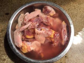 7、花胶炖鸽滋补汤,将鸽子洗去血水，切成小块（也可不切）