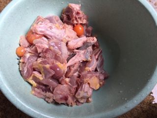 8、花胶炖鸽滋补汤,清洗好的鸽子倒去血水