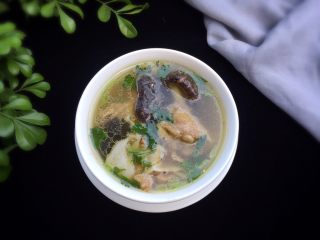 15、花胶炖鸽滋补汤,成品图。