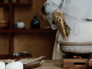 3、【谷雨·香椿鱼儿】谷雨落时,一口香椿一口茶,放入沸水中焯烫;