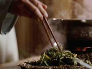 4、【谷雨·香椿鱼儿】谷雨落时,一口香椿一口茶,至颜色变绿,立即捞出,凉水冲净后轻轻攥干水分;