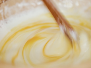 5、【谷雨·香椿鱼儿】谷雨落时,一口香椿一口茶,面粉加鸡蛋、淀粉、盐调成鸡蛋糊,以香椿能挂住蛋糊为准;