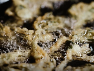 8、【谷雨·香椿鱼儿】谷雨落时,一口香椿一口茶,锅内油温烧至七八成热(青烟冒出),放入挂好糊的香椿;