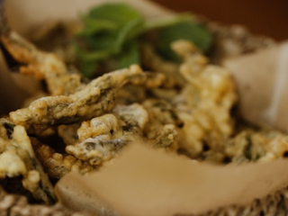 9、【谷雨·香椿鱼儿】谷雨落时,一口香椿一口茶,中火炸至定型后捞出,再复炸至金黄即可。