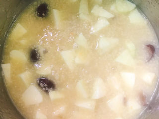 8、小米苹果粥,冰糖完全融化后即可