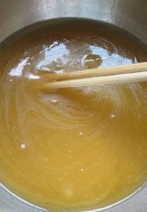 6、广式紫薯坚果月饼,转化糖浆倒入容器里,加入枧水、花生油拌匀