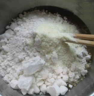 7、广式紫薯坚果月饼,筛入面粉和奶粉,揉成饼皮面团