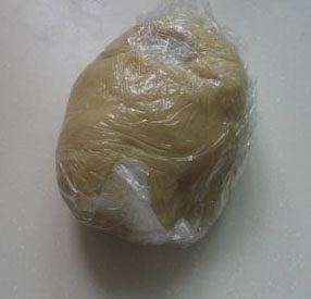 8、广式紫薯坚果月饼,饼皮面团静置醒发1-2个小时。