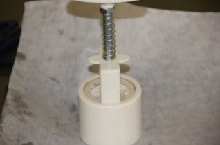 12、广式紫薯坚果月饼,把包好的面团沾上一些手粉,搓成长圆形,用模具将面团压成月饼形状