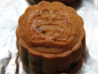 13、广式紫薯坚果月饼,预热烤箱,在月饼表面喷上一些水,放入烤箱170度,中层,烤8分钟定型后取出来刷蛋黄水,再放入烤箱,烤12分钟,直到表面金黄。