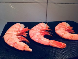 1、盐烤阿根廷大虾,超市买回来的去头的阿根廷大虾，本来想，冰冻的，肯定很酥烂，没想到有弹性，蛮好吃。用牙签背后挑一下，把筋去掉。