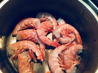2、盐烤阿根廷大虾,放入小锅拌料。