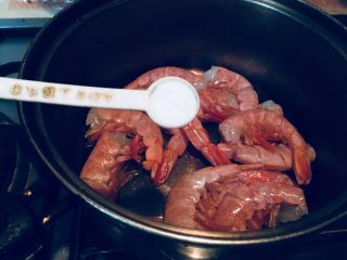 3、盐烤阿根廷大虾,加一勺半盐。