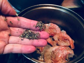 5、盐烤阿根廷大虾,拿了点罗勒叶。