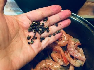 6、盐烤阿根廷大虾,这点花椒粒。