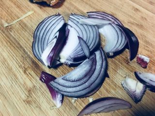 7、盐烤阿根廷大虾,洋葱竖着切。