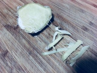 8、盐烤阿根廷大虾,生姜切丝。