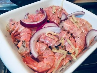 10、盐烤阿根廷大虾,腌制过的虾，排列整齐。撒上姜丝，继续腌制15分钟。