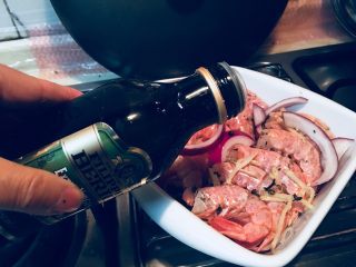 11、盐烤阿根廷大虾,倒入点橄榄油。