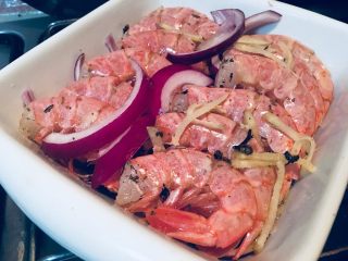 12、盐烤阿根廷大虾,烤箱预热200度，十分钟。随后送入烤箱，15分钟。