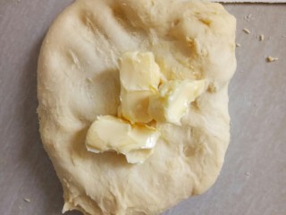 5、超软白米粥吐司,将软化的黄油充分揉进面团中。