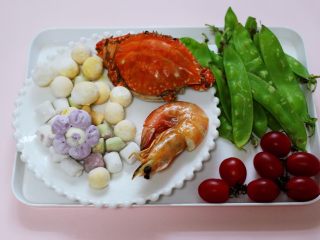 1、荷兰豆海鲜烩芋圆,首先备齐所有的食材，梭子蟹和对虾我是提前洗净煮熟的，这样做出来的汤汁干净。