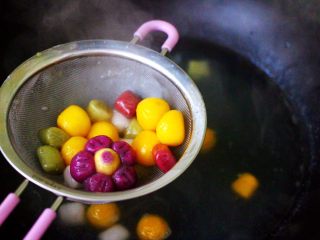 3、荷兰豆海鲜烩芋圆,把煮熟的芋圆捞出后放入冷水里过凉，这样做出来的芋圆Q弹口感好。