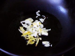 5、荷兰豆海鲜烩芋圆,陶瓷炒锅烧热后倒入花生油烧至六成热时，爆香葱姜丝。