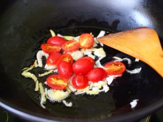 6、荷兰豆海鲜烩芋圆,这个时候加入提前切好的番茄，大火继续翻炒片刻。