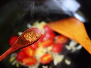 7、荷兰豆海鲜烩芋圆,翻炒至番茄断生的时候，加入花椒粉提味。