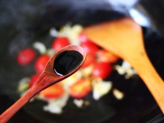 8、荷兰豆海鲜烩芋圆,再加入生抽调色。