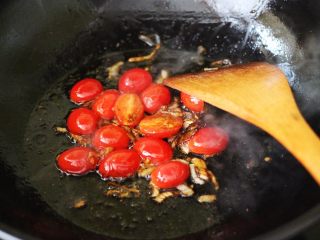 9、荷兰豆海鲜烩芋圆,大火继续翻炒至番茄变软的时候。